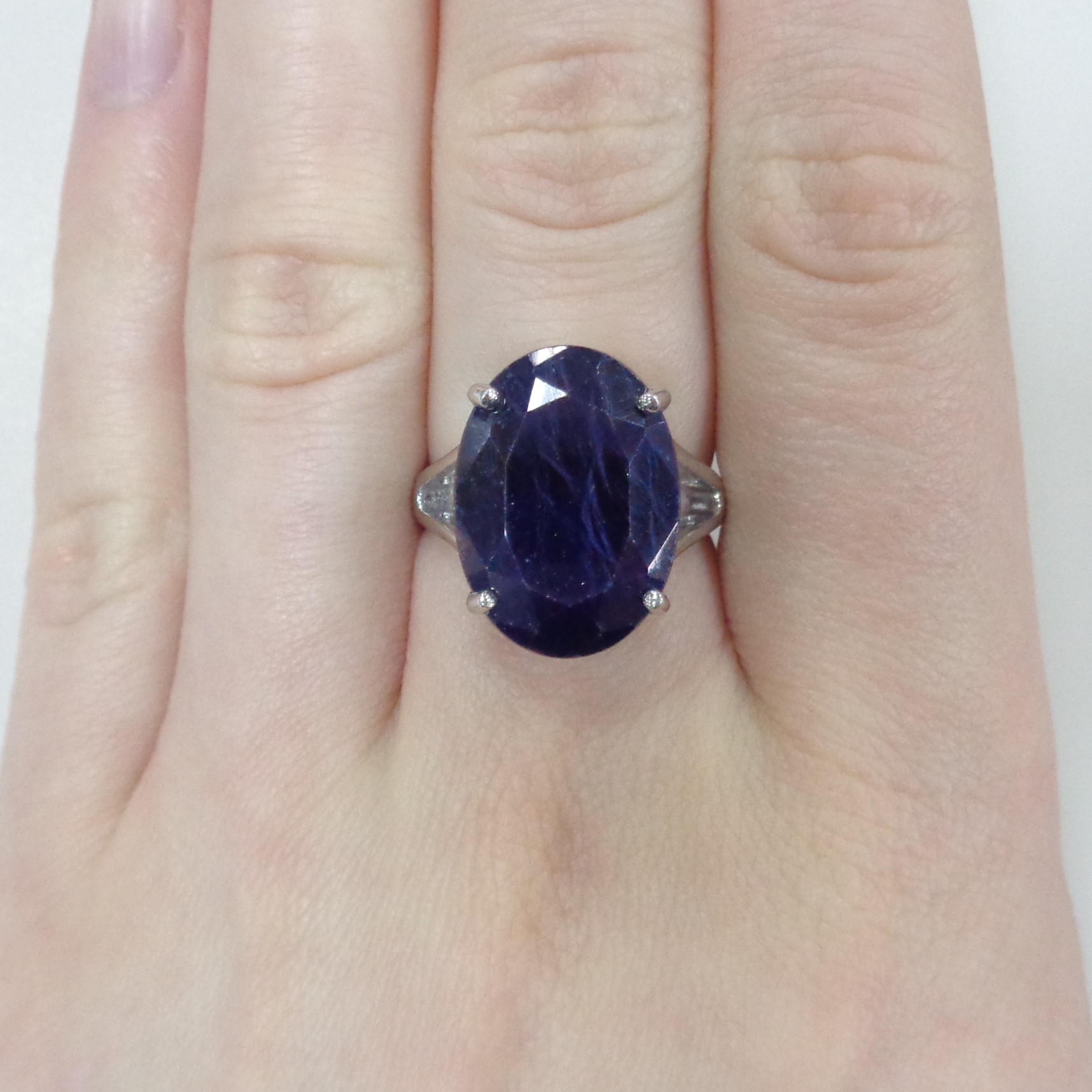 Серебряное кольцо с корундом